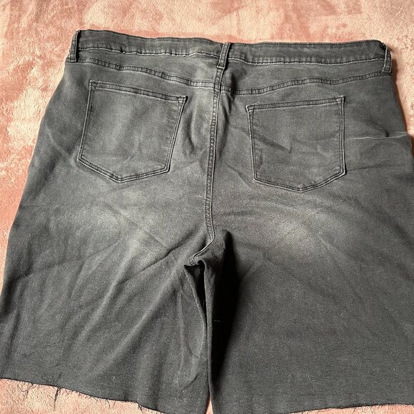 Sonoma Women's Plus 20W Grey Bermuda Shorts High Rise Raw Hem Distressed New - Picture 2 of 9